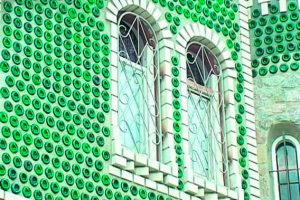 Фасад из стеклянных бутылок