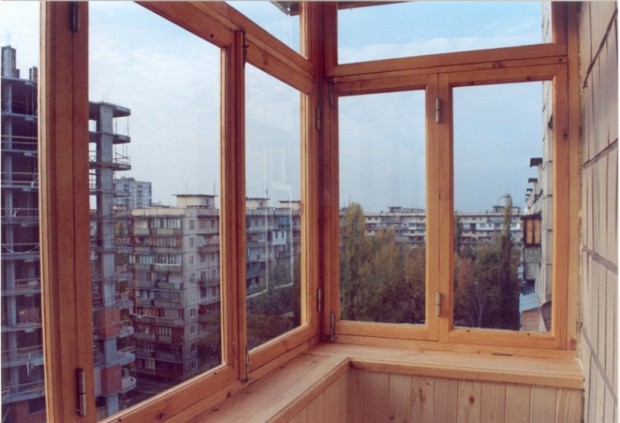 Как лучше застеклить балкон — пластиком, алюминием, деревом?