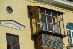 Балкон остеклен деревянным профилем с вынос
