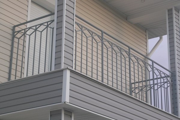 Преимущества стали для балконных ограждений
