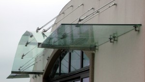 Стеклянные ограждения балконов, заказ перил из стекла, цены