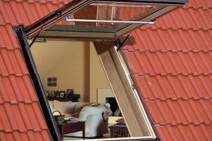 Через такое окно от Velux можно выйти на крышу