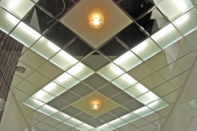Стеклянный потолок: особенности, разновидности, монтаж | Строй Советы