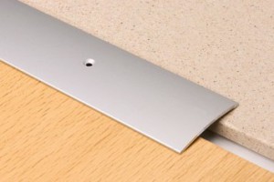 Использование профиля-порожка для прикрытия стыка между двумя напольными материалами