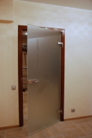 Цельностеклянные распашные двери заняли свою нишу – в российских «середняцких» квартирах