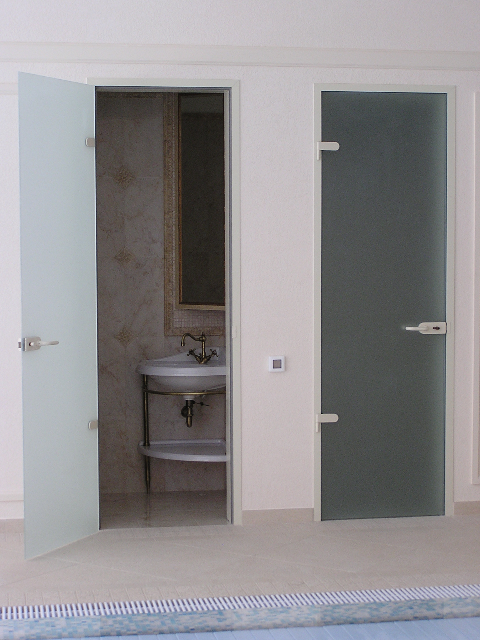 Спб купить двери в ванную и туалет. Двери в ванную и туалет 55x190 в Леруа Мерлен. Дверь в ванную. Двери в ванную комнату и туалет. Двери для ванной и туал.