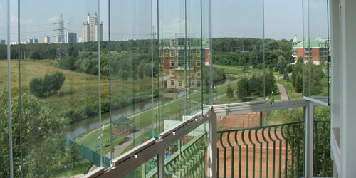 Как обустроить панорамные окна на балконе