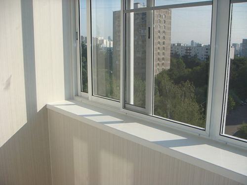 Сравнение пластиковых и алюминиевых окон для остекления балкона