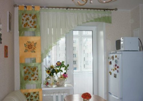 Простые дизайнерские идеи и фото оформлению кухонного окона шторами