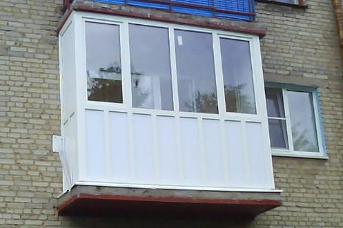 "Hruščov" niz kuća. Balkoni od 3 metra