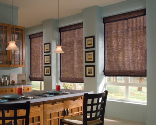 Простые дизайнерские идеи и фото оформлению кухонного окона шторами