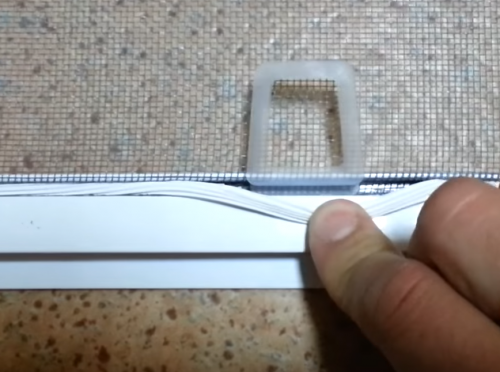 Как произвести замену сломанной ручки на москитной сетке