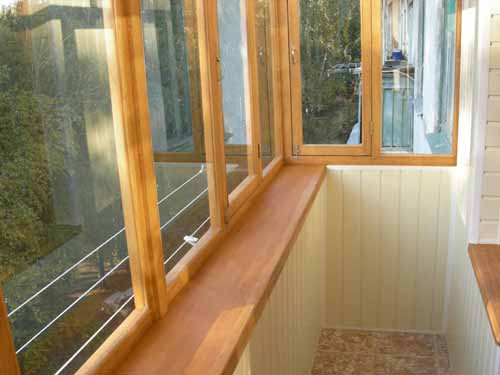 Деревянные окна на балконе - доступный и нетрудоёмкий вариант