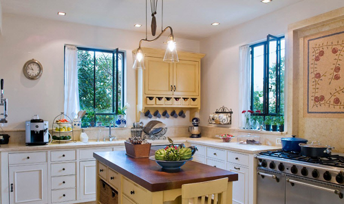 Два окна на кухне: варианты дизайна помещения