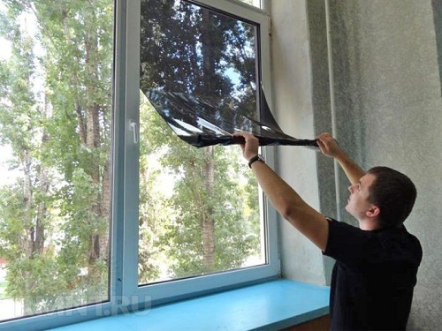 Как снять солнцезащитную пленку с окна